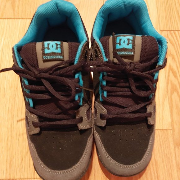 NEW DC Shoes - Youth Size 7 - PRICE DROP - Picture 1 of 3